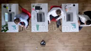 三个年轻的商人在工作<strong>场所</strong>玩扔纸<strong>游戏</strong>，休息概念，办公室概念，顶级镜头